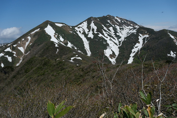 DSCF0555_頂上から見た笠と朝日岳.jpg
